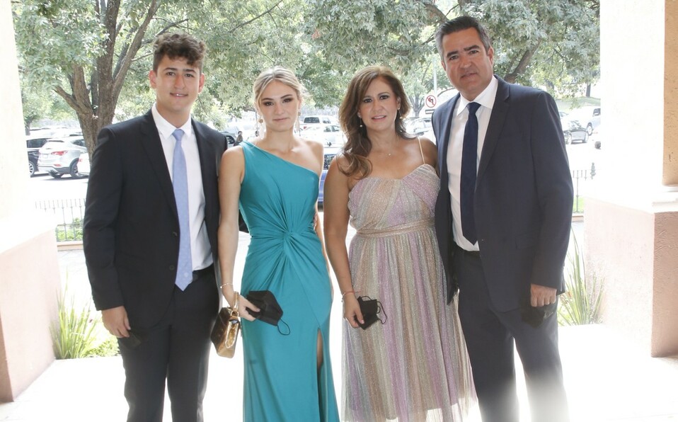 Mauricio Saro, Valeria Miramontes, Alicia Cantú de Saro y José Saro / Foto: Antonio Mireles