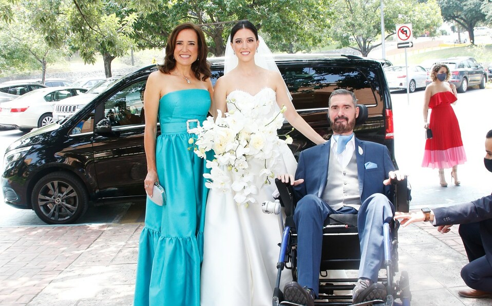 La novia junto a sus papás Yolanda Saro de Ferrara y Pablo Ferrara /Foto: Antonio Mireles