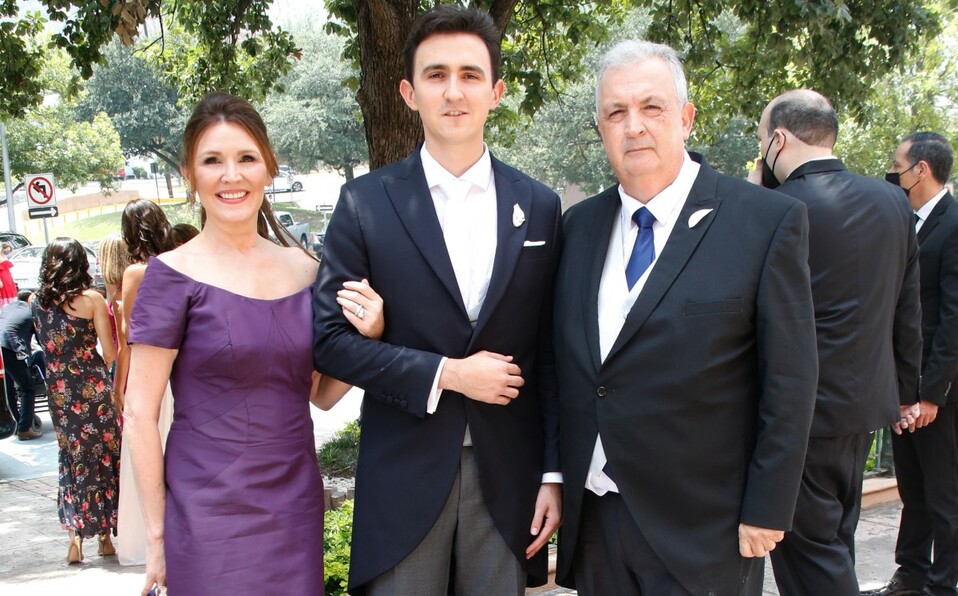 El novio y sus papás Teresa Martínez de Garza y Javier Garza y Garza / Foto: Antonio Mireles