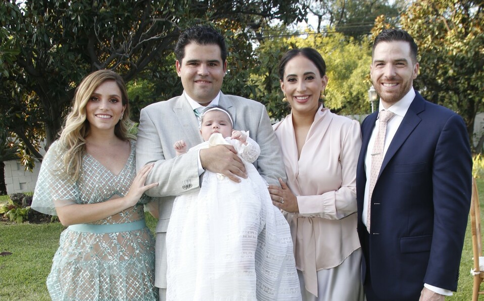 Papás y padrinos. Mariel Ferrigno de Galán, Juanjo Galán, Nicoletta Galán, Sofía Treviño y David Muñoz / Foto: Antonio Mireles
