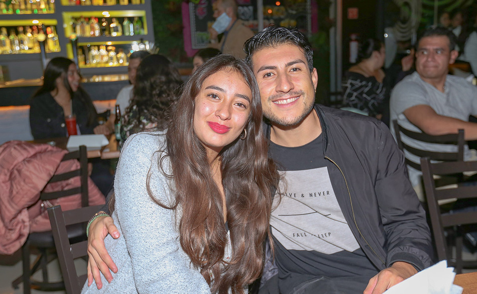 ASHLEY LILY BRAGG Y VICTOR MONDRAGÓN