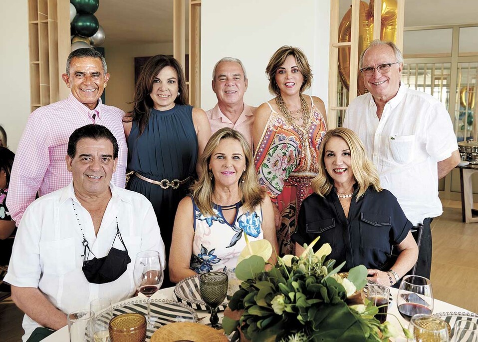 Jorge Arias, Delia de León, Carlos Barreda, Maricamen de Barreda, Manuel Prom, Jesús Quintanilla, Mabel de Quintanilla y Norma de Prom / Fotos: Pildor
