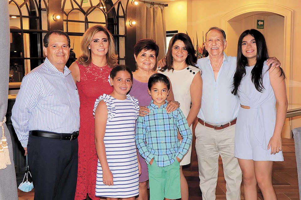 José Sainz, Gabriela Sanmiguel, Lilia Murillo, Liliana Sanmiguel, Humberto Sanmiguel, María José Hernández, Camila Sainz y Pablo Sainz /Fotos: Dennis