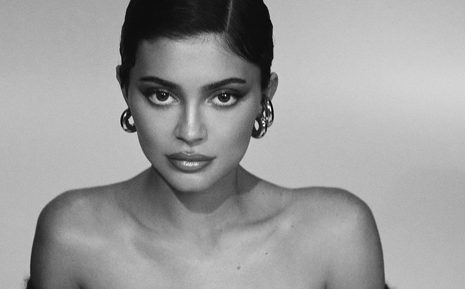 Kylie Jenner presume su embarazo en un mini vestido blanco (Foto: Instagram)