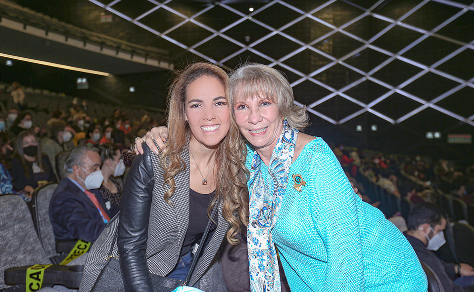 NADIA FLORES Y ROSA ELENA QUESNEL