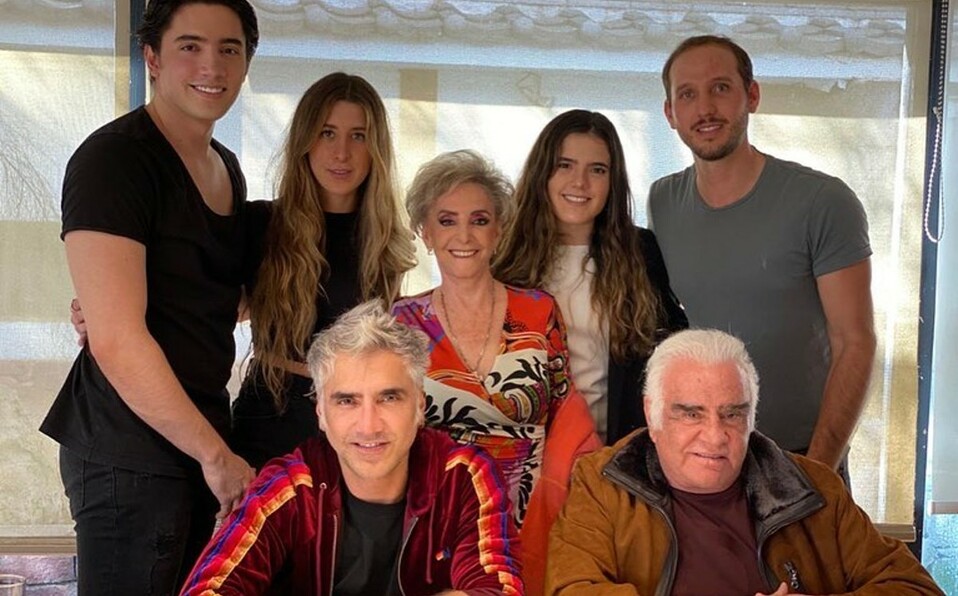 Vicente Fernández y familia (Foto: Instagram).