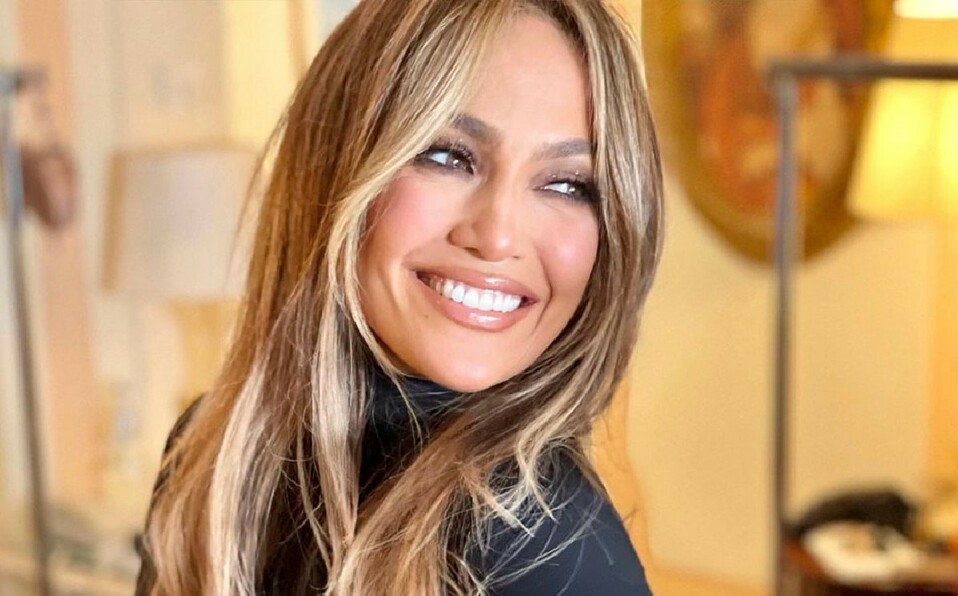 Jennifer Lopez y Ben Affleck, juntos en Venecia y con vestido blanco de encaje. (Foto: Instagram).