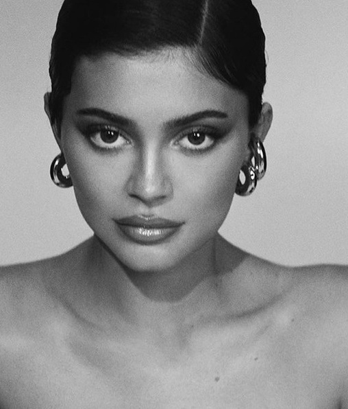 Kylie Jenner presume su embarazo en un mini vestido blanco (Foto: Instagram)
