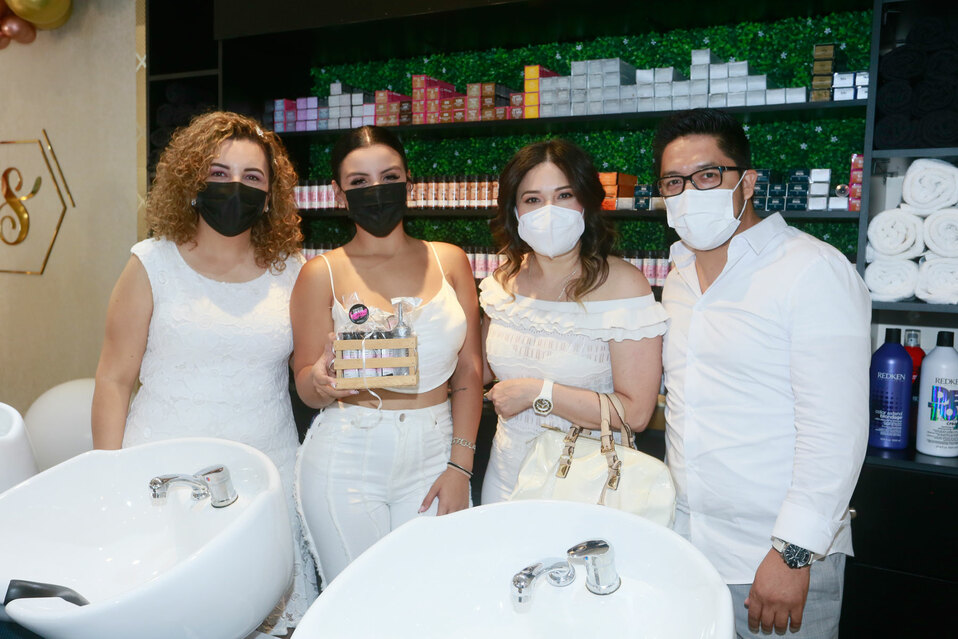 Mayra de León, Sofía de León, Elena Castro y Francisco Maya