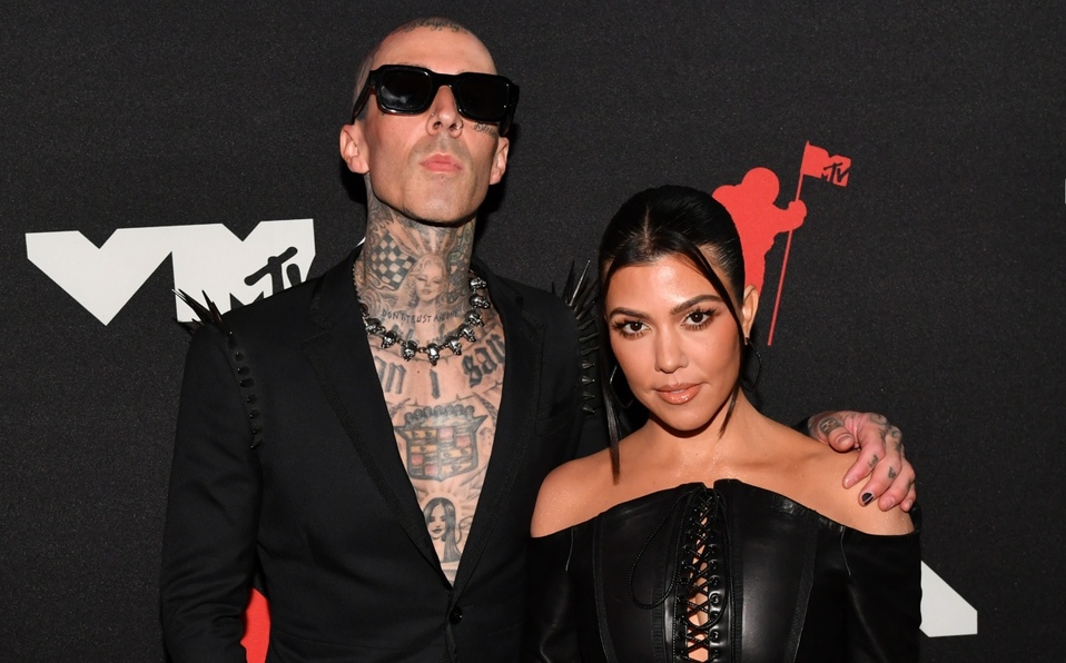 Kourtney Kardashian y Travis Barker en los MTV VMAs 2021 (Foto: Getty Images)