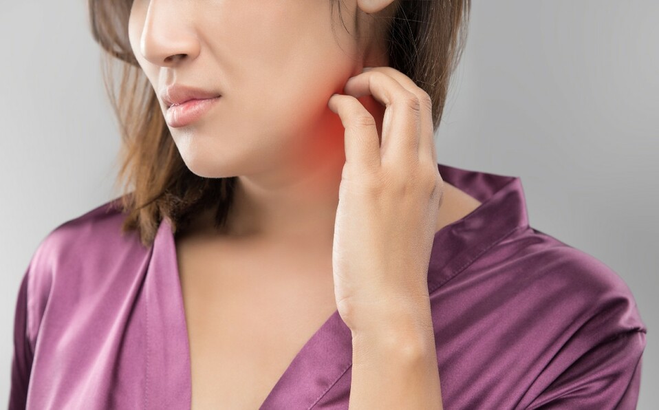 La comezón intensa es uno de los síntomas principales de la dermatitis (Foto: Getty Images).