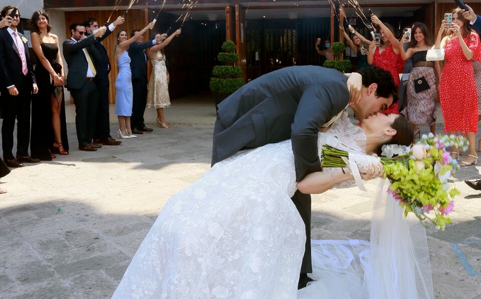 La pareja selló con un beso su amor. FOTO: OMAR VALDEZ