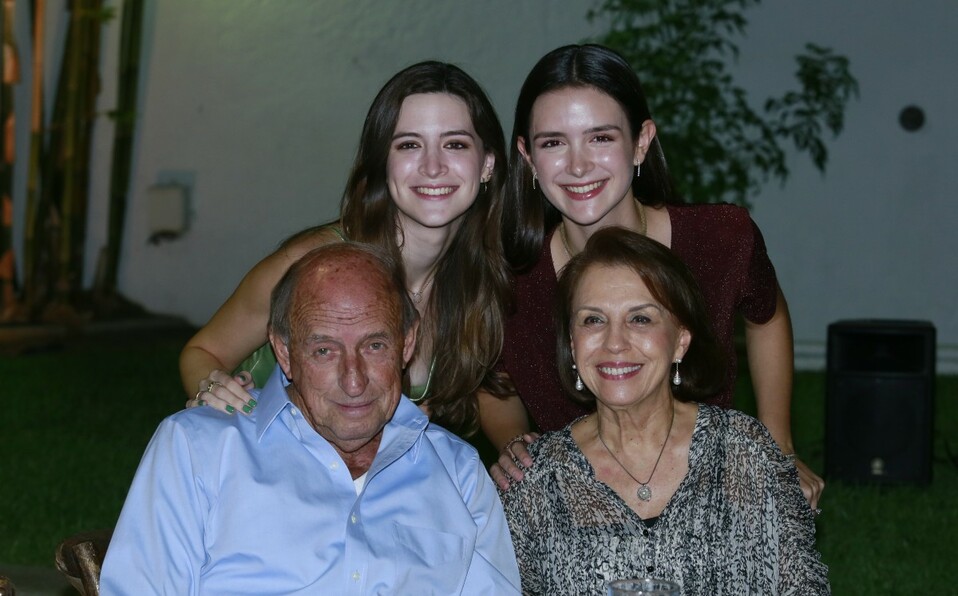 Valeria Barragán, Andrea Barragán, José Barragán e Idalia Salas de Barragán. FOTO: OMAR VALDEZ