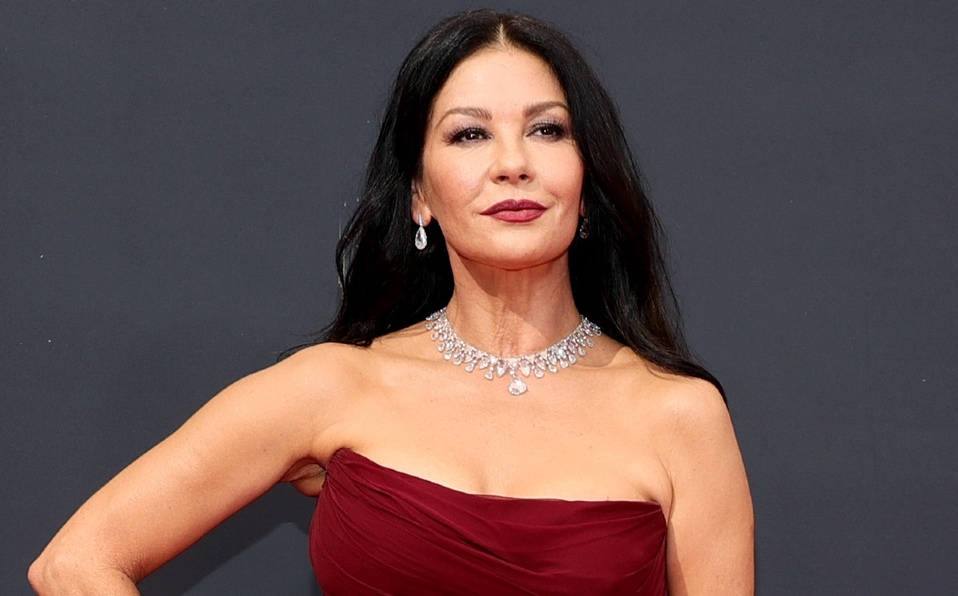 Catherine Zeta-Jones y el vestido rojo que llevó a los Emmys 2021 (Foto: Getty Images)