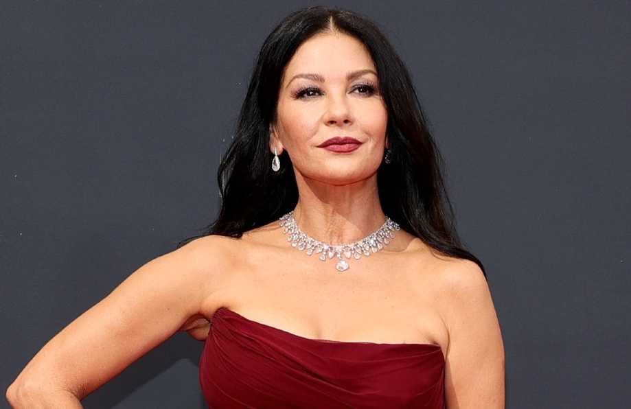 Catherine Zeta-Jones y el vestido rojo que llevó a los Emmys 2021 (Foto: Getty Images)