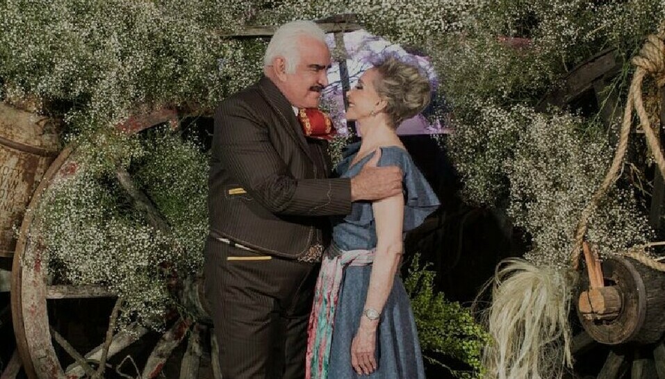 Doña Cuquita y Vicente Fernández. Foto: Instagram