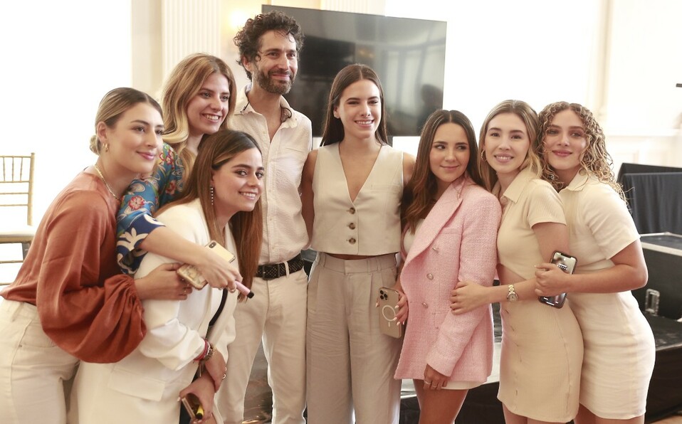 Raquel y Camila Rodríguez junto a sus amigas y Benny Ibarra. FOTO: DANIEL SALDÍVAR