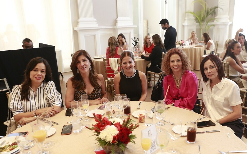 Esthela Ansola de Garza, Martha González de Quintanilla, Marcela Elizondo de González, Maru De los Santos de Belden y Gabriela de Abramo. FOTO: DANIEL