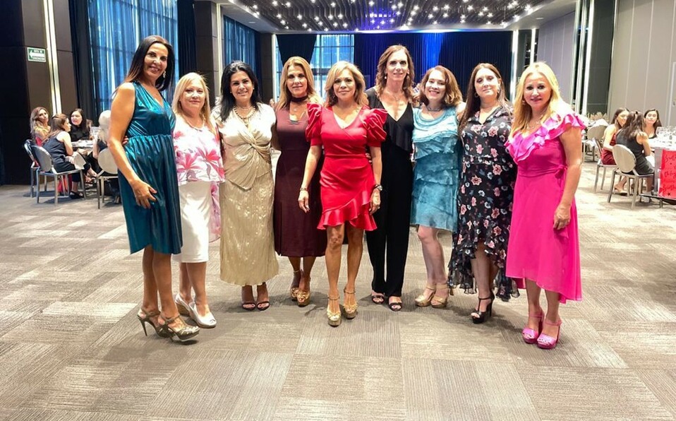 Cristy de Noyola con un grupo de amigas  / Foto: Omar Valdez