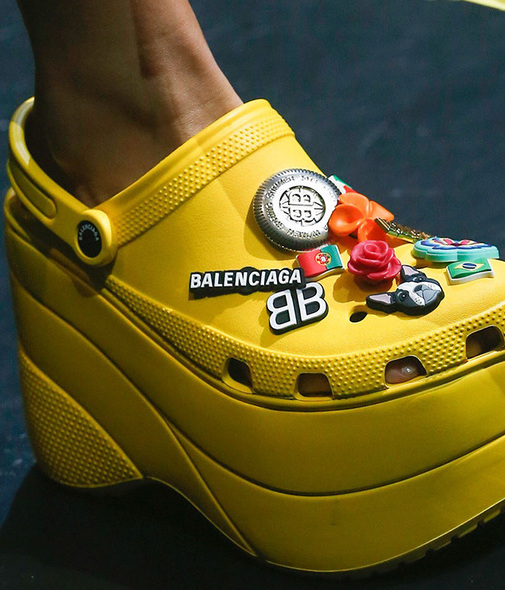 La firma Balenciaga re-versionó los zuecos de goma al agregarles varios centímetros a su plataforma. Foto: Archivo