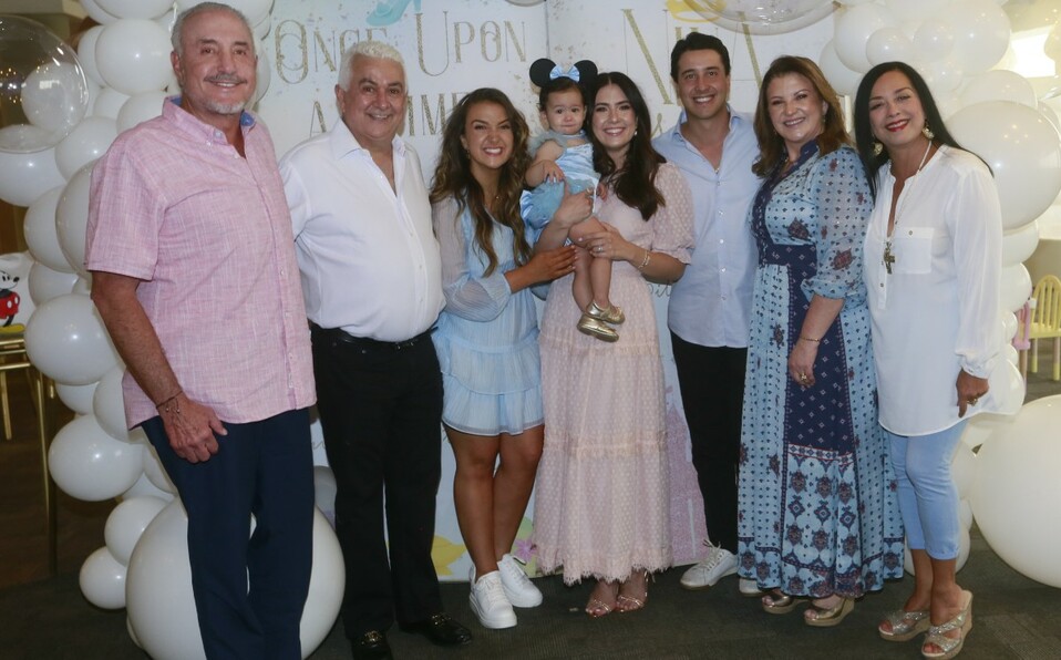 La festejada junto a sus papás y abuelitos. FOTO: OMAR VALDEZ