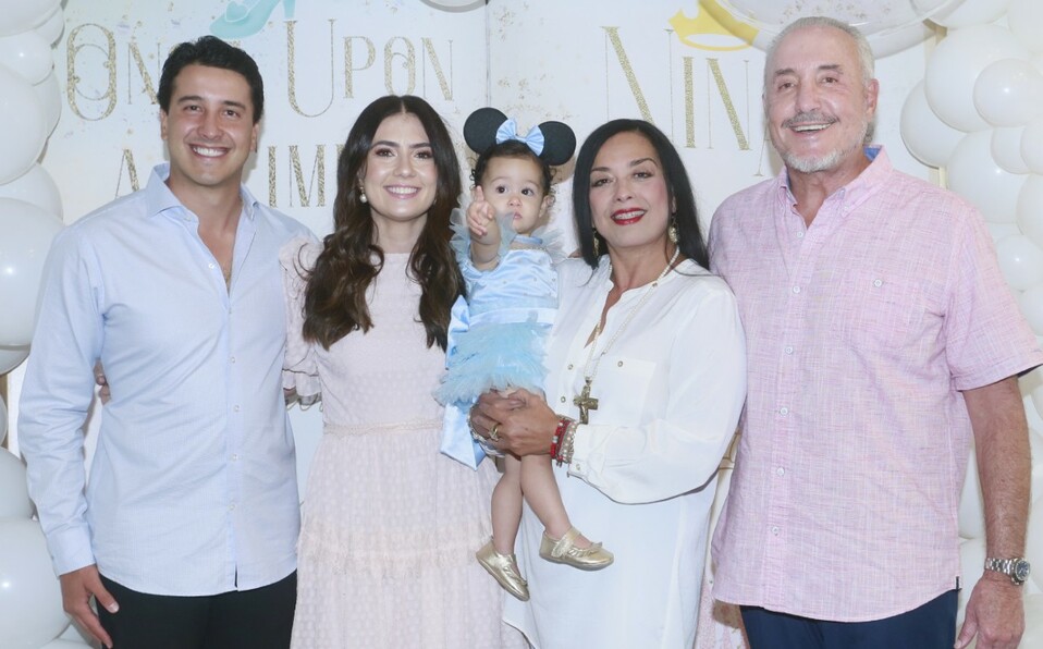Juan Pablo Pérez Salinas,  Ariane Galacini de Pérez Salinas, Nina Pérez Salinas, Mireya de Perez Salinas y Guillermo Pérez Salinas. FOTO: OMAR VALDEZ