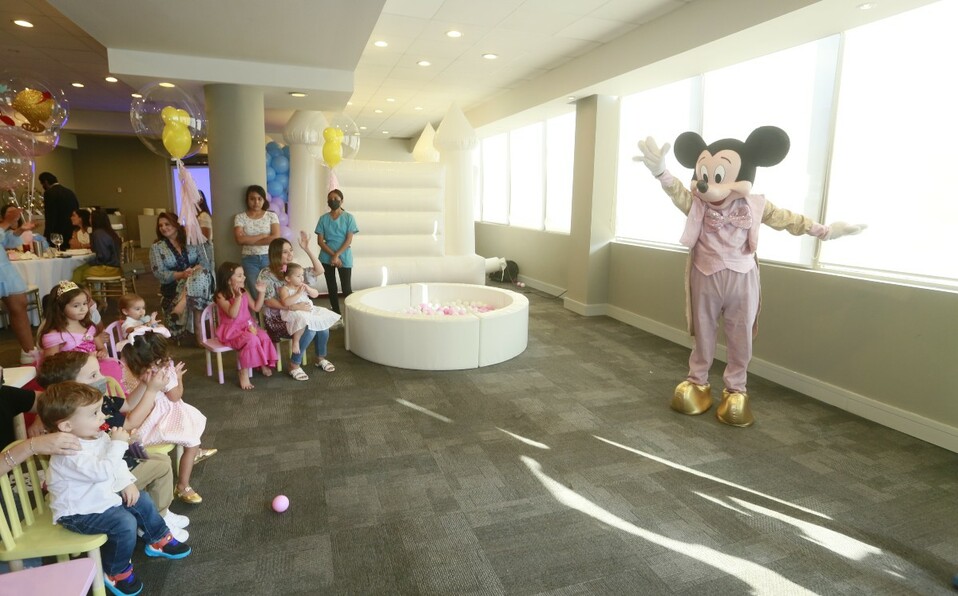 Un show de Mickey y Minnie Mouse divirtió a los pequeños invitados. FOTO: OMAR VALDEZ