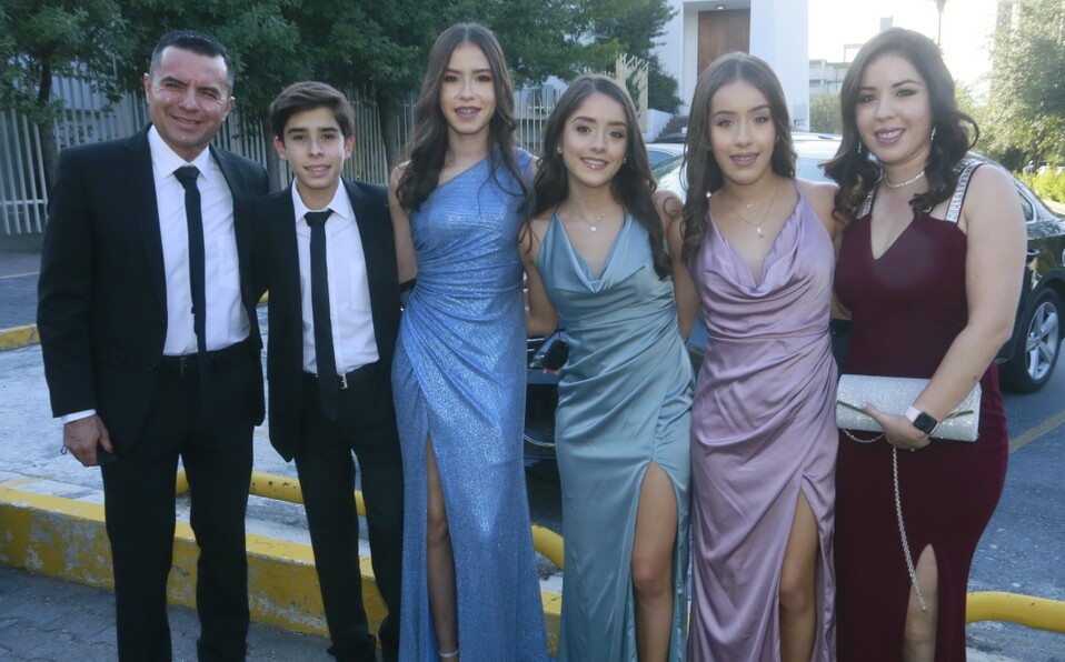 Héctor Becerra, Héctor Becerra , Natalia Becerra, Mariana Becerra, Ximena Becerra y Mary Carmen Alatorre. FOTO: OMAR VALDEZ
