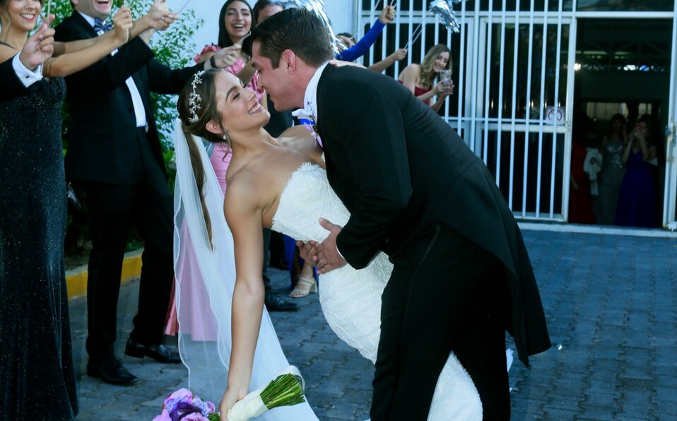 La pareja selló su amor con un tierno beso. FOTO: OMAR VALDEZ