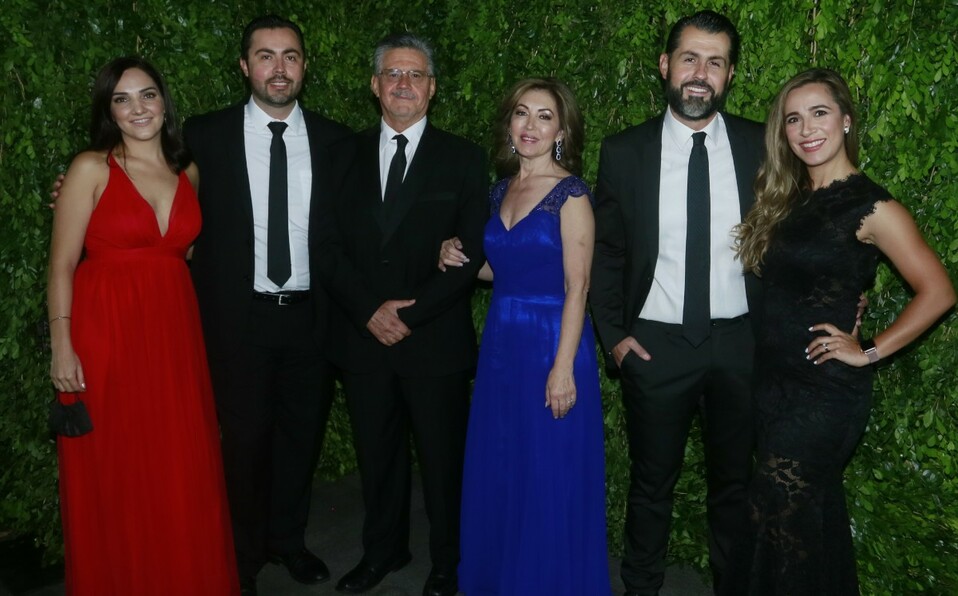 Marcela Arriola, Mauricio Welsh, Héctor Welsh, Carmen Villarreal de Welsh, Héctor Welsh y Vania Sentovenia. FOTO: OMAR VALDEZ