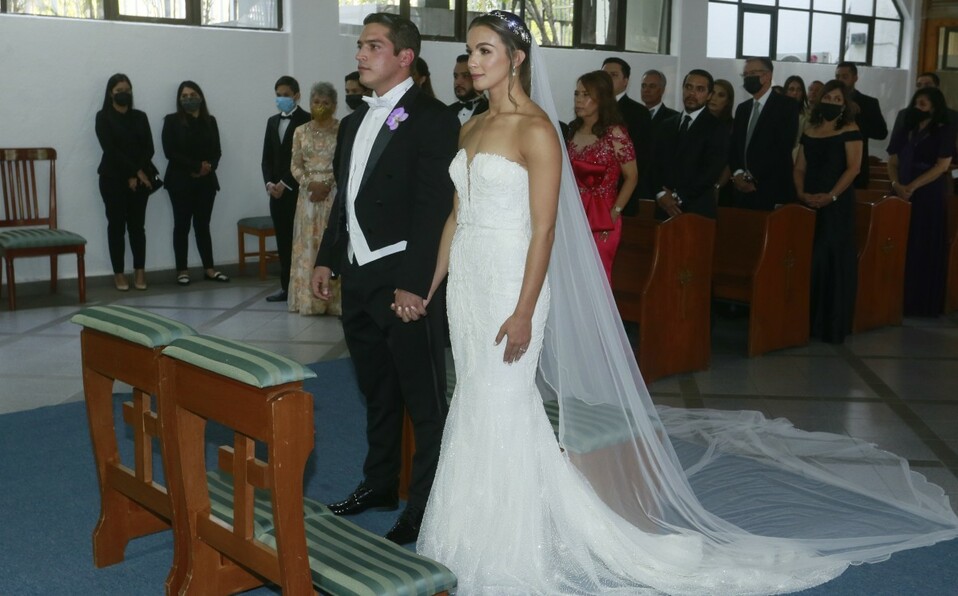 Mau y Camila recibieron la bendición del padre Gabriel González Zambrano. FOTO: OMAR VALDEZ