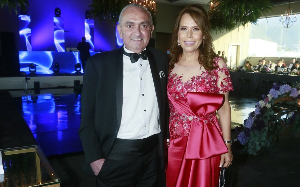 Luis Canales y Rosy de Canales, papás del novio. FOTO: OMAR VALDEZ