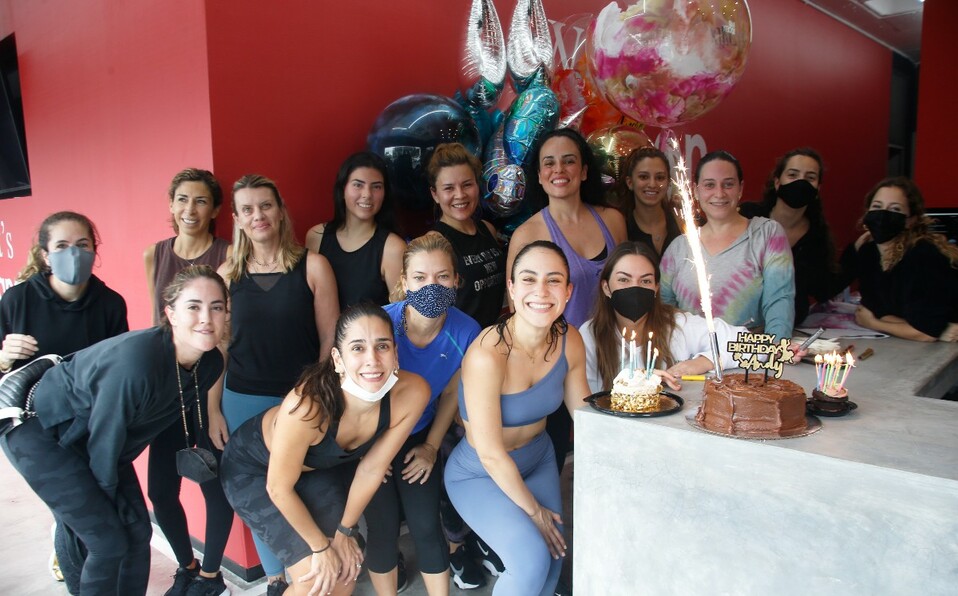 Andy Villarreal junto a las alumnas / Foto: Antonio Mireles