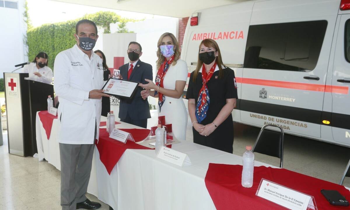 Durante el evento se entrego reconocimiento a Manuel De la O Cavazos / Foto: Omar Valdez