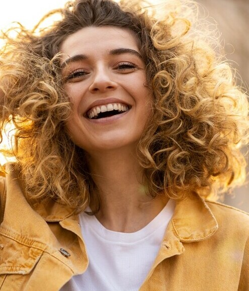 Existen 19 tipos de sonrisas, y sólo 6 son de felicidad, ¿cuál es la tuya? (Foto: Getty Images)