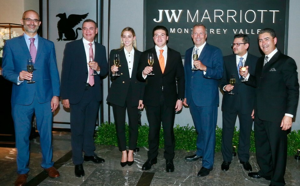 El brindis después del corte de listón. FOTO: OMAR VALDEZ