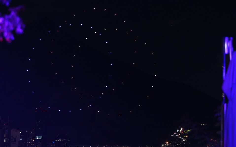 Un espectáculo de drones iluminó el cielo de Arboleda. FOTO: OMAR VALDEZ