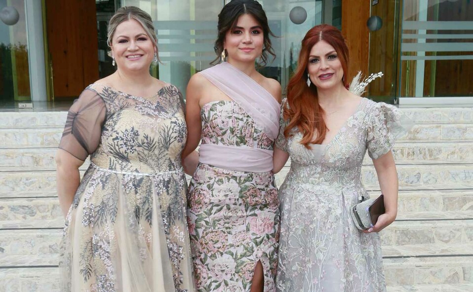 Mamá de la novia. Karina Flores, Valeria Petrochi y Lorena Flores / Fotos: Omar Valdez