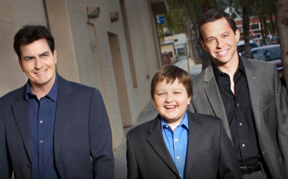 Angus T Jones con Charlie Sheen y Jon Cryer