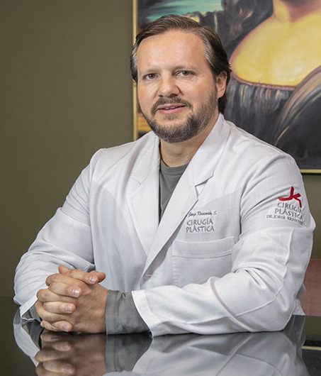 El doctor Jorge Krasovsky en Lorella Beauty Lab Pachuca. (Fotos: Carlos Dayan Aparicio)