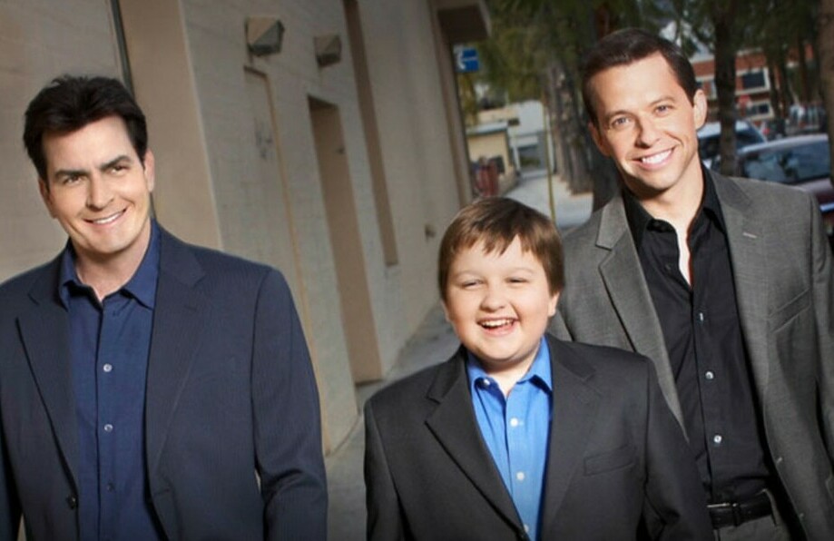 Angus T Jones con Charlie Sheen y Jon Cryer