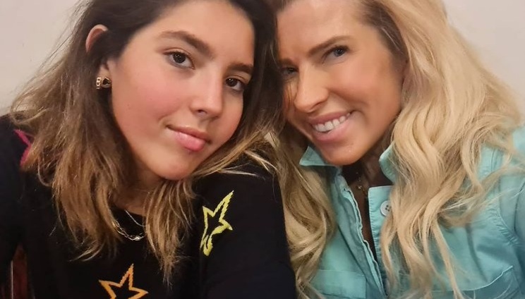 Beatriz Moctezuma junto a su mamá Beatriz Pasquel