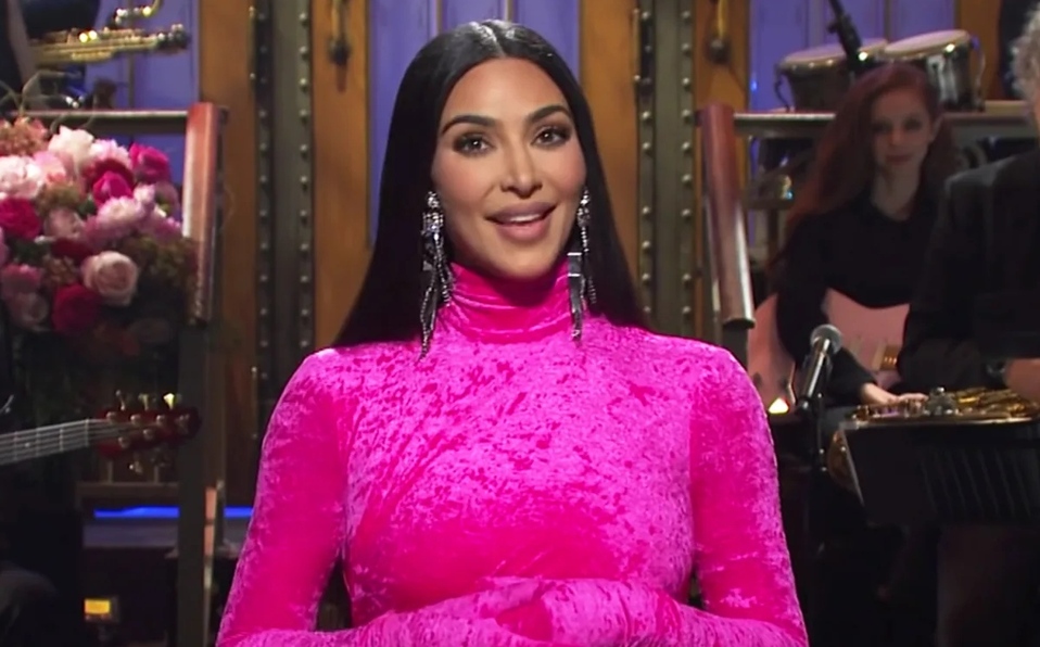 Kim Kardashian se burla de sí misma, su familia, ¡y Kanye West!