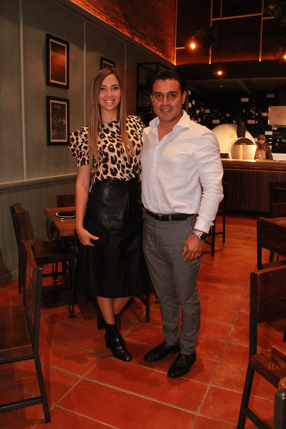 Abril Mendoza y David González.