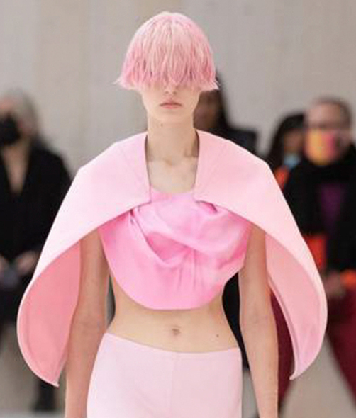 Elementos naturales y de la vida cotidiana como las rosas y velas de cumpleaños son parte de esta nueva colección. Foto: Loewe