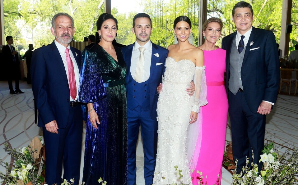Junto a sus papás,Mónica Loyo, Luis Fonseca, Mónica Palacios y Carlos Martínez. FOTO: OMAR VALDEZ