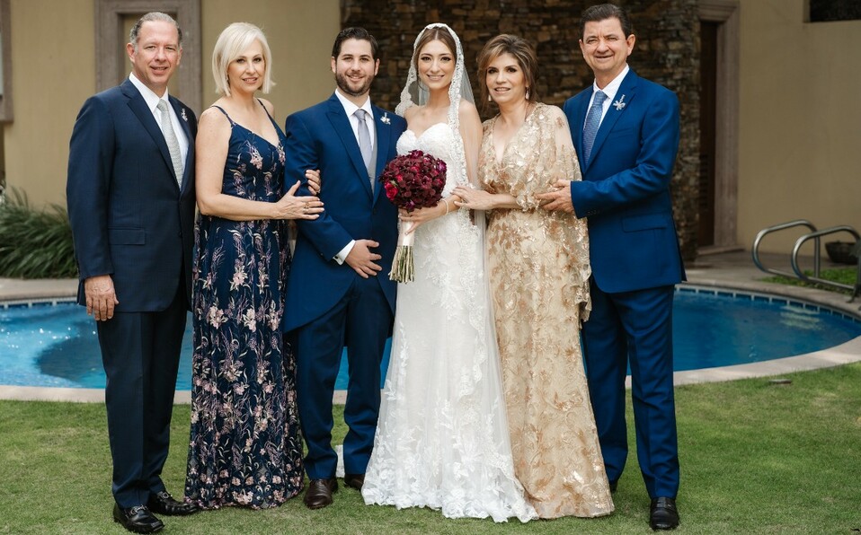 Los novios acompañados de sus papás,Diana Aguirre, Adolfo del Bosque, María Elena Pozas y Sergio García. FOTO: LOMELÍ_PHOTO