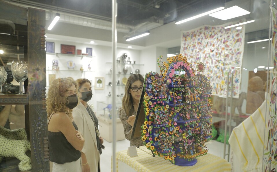 Los asistentes recorrieron la sala de arte / Foto: Daniel Saldívar