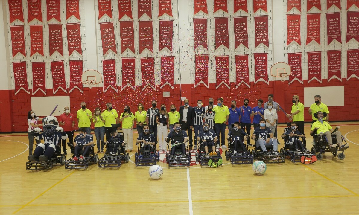 Celso Ortiz y Alfonso Alvarado con el equipo de jugadores / Foto: Daniel Saldívar