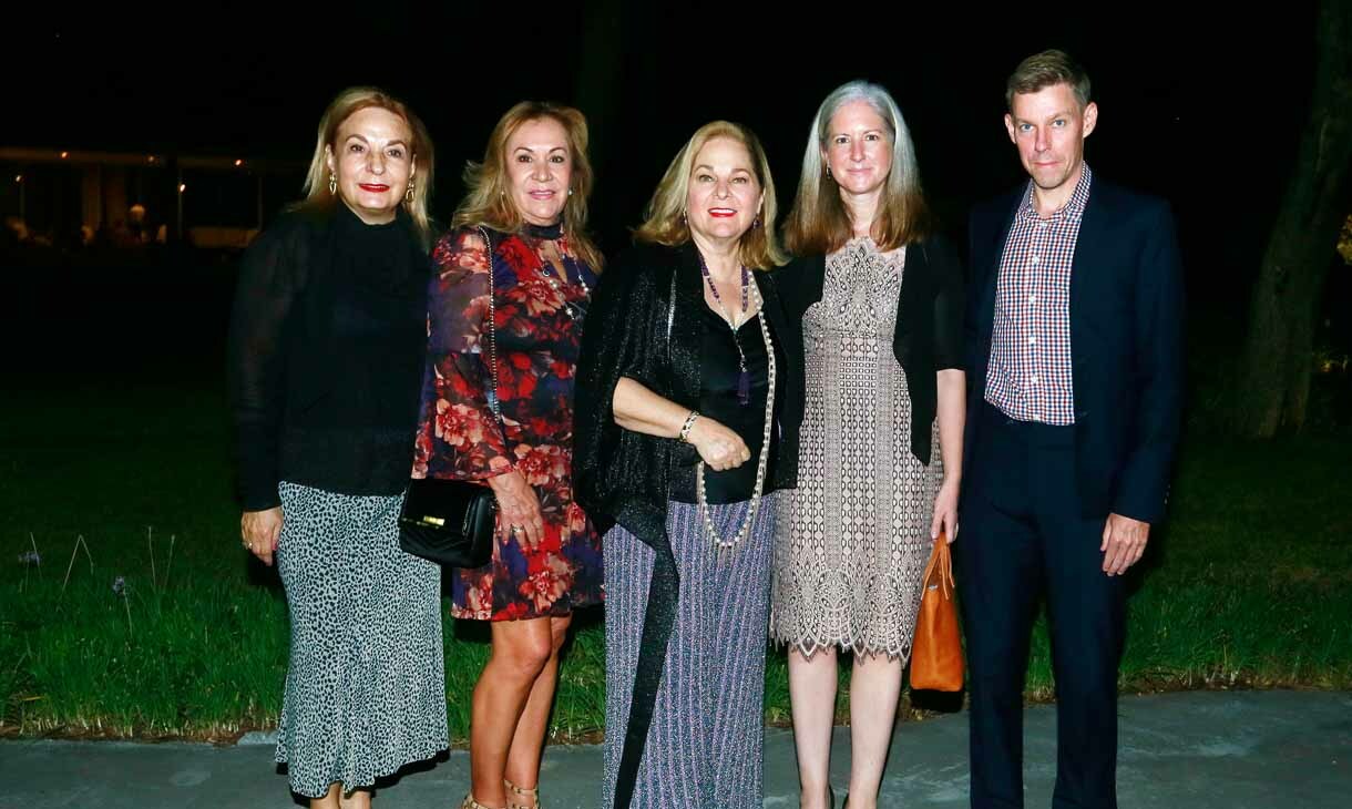Blanca Melo de Sotomayor, Catalina Farías, Liliana Melo de Sada, Sandra Schaddick y John Harkins